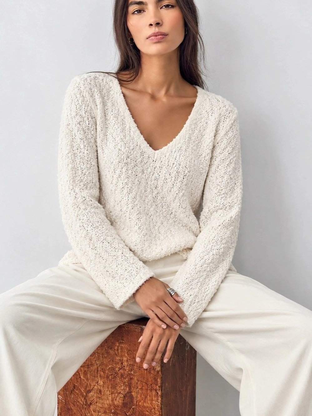 351. Kenneth Cole Reaction V-Neck Sweater in White Size Small Like New
